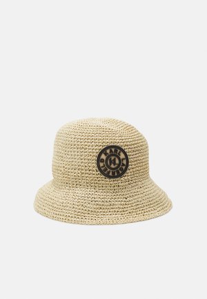 Beżowy pleciony kapelusz typu bucket z czarną okrągłą naszywką z napisem "KARL LAGERFELD" i logo z przodu.