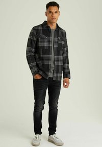 CHASIN' STRYKE GRAPHITE - Vapaa-ajan kauluspaita - black