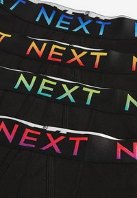 Fekete elasztikus pamut fehérnemű színes, degradált logós derékszíjjal, amelyen a "NEXT" szó vastag betűkkel olvasható.