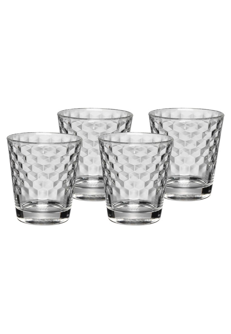 Vier klare, strukturierte Glastumblers mit einem geometrischen Wabenmuster, angeordnet in zwei Reihen auf einem weißen Hintergrund.