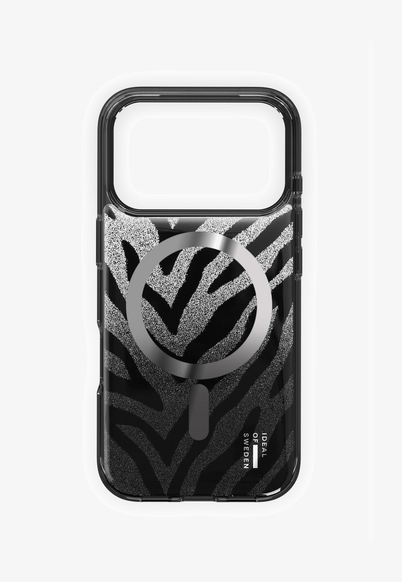 Svart telefonveske med et zebramønster med blanke og teksturerte detaljer, rund sølvfarget magnetisk festeflate, og merkenavn nederst.