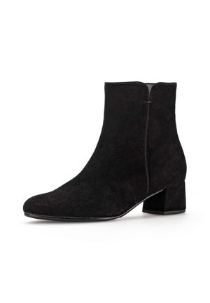 Botines de ante negro con punta cuadrada, tacón bajo tipo bloque y un detalle de cremallera suave en la parte trasera. Presentan un acabado suave y texturizado.