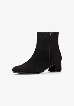 Schwarze Wildleder-Stiefeletten mit einer quadratischen Zehenpartie, niedrigem Blockabsatz und einem glatten Reißverschlussdetail auf der Rückseite. Besitzt eine weiche, strukturierte Oberfläche.