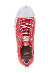 Rote Canvas-Sneaker mit weißen Schnürsenkeln und Zehenkappe. Verfügt über kontrastierende Nähte und ein Logo auf der Innensohle. Strukturierter Innenraum und Gummisohle.