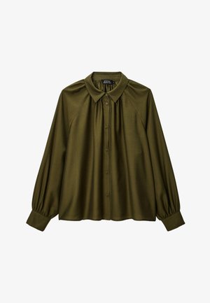 Blouse en satin vert olive avec un col pointu, devant à boutons, manches longues et détails froncés aux épaules et aux poignets. Texture lisse.