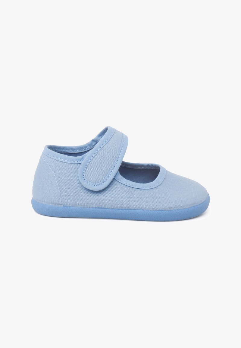 Chaussure en toile bleu clair avec un bout arrondi, sangle Velcro ajustable et semelle en caoutchouc souple, présentant une texture lisse et un design minimaliste.