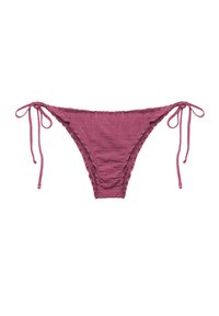 Bikiny ve tmavě mauve barvě s texturovanou látkou, nastavitelnými vázacími stranami a volánovými okraji pro zvýraznění detailu.