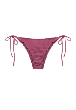 Bikiny ve tmavě mauve barvě s texturovanou látkou, nastavitelnými vázacími stranami a volánovými okraji pro zvýraznění detailu.