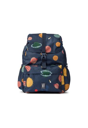 Rucsac bleumarin cu modele colorate de planete și soare, curea frontală cu cataramă, buzunare laterale și buzunar frontal cu fermoar etichetat „LIEWOOD“.
