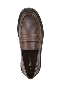 Mocassino slip-on in pelle marrone con una fascia testurizzata, dettagli di cucitura discreti e una suola in gomma scura. Il nome del marchio "VIONIC" è visibile all'interno.