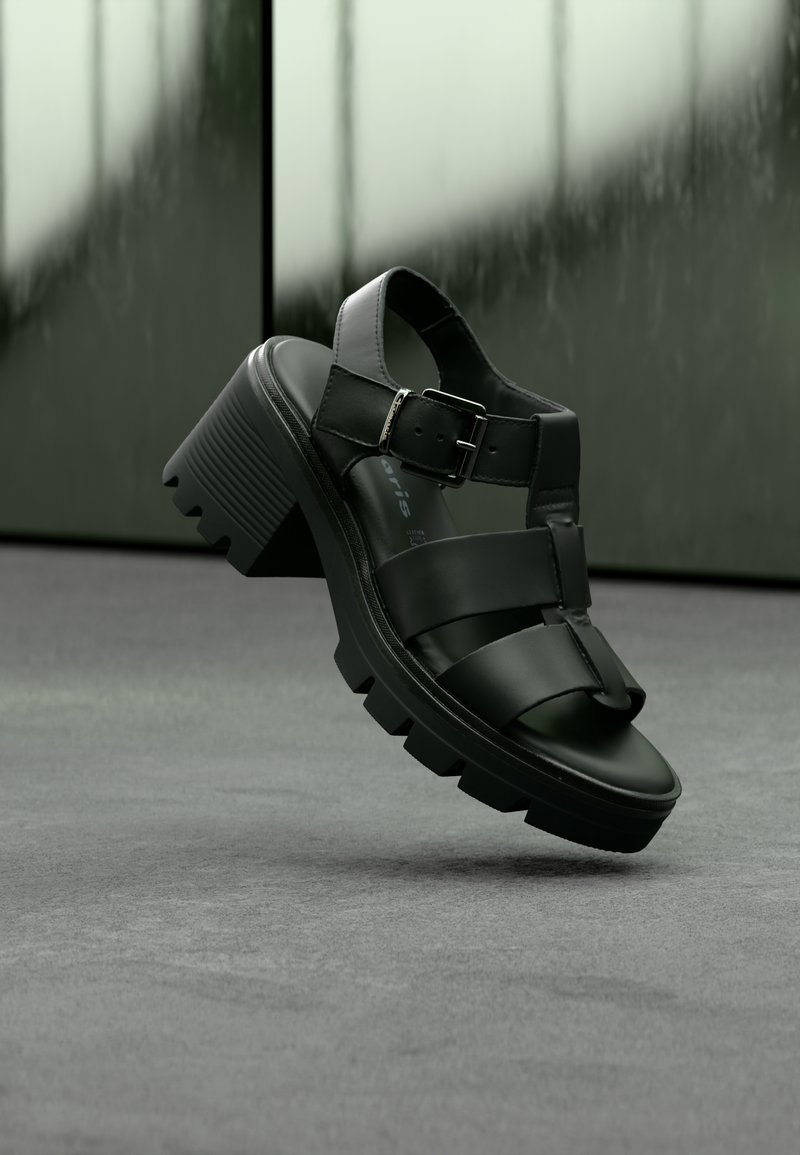 Μαύρα δερμάτινα σανδάλια πλατφόρμα με σταθερό τακούνι block, με λουριά που διασταυρώνονται και λεπτομέρεια με αγκράφα στο πλάι. Υφή στη σόλα για καλύτερη πρόσφυση.