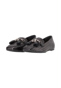 Mocasini negri țesuti cu ciucuri, având o curea din piele netedă și elemente din metal de culoare argintie, talpă plată și formă structurată.