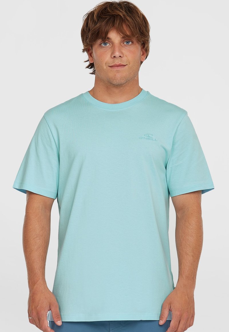 Vaaleansininen lyhythihainen t-paita, joka on valmistettu pehmeästä materiaalista. T-paidassa on pyöreä kaula-aukko ja huomaamaton logo yksityiskohta rinnassa.