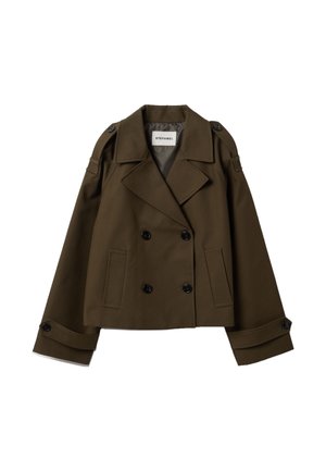 Chaqueta corta cruzada en verde oliva oscuro con solapas anchas, hombreras abotonadas, dos bolsillos delanteros y puños abotonados.