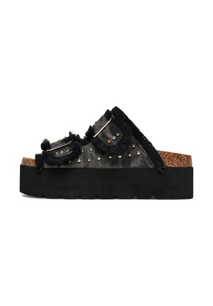 Czarny dżinsowy klapek na korkowej platformie. Posiada postrzępione akcenty, ozdobne ćwieki i metalowe okucia. Teksturowana powierzchnia, swobodny design.