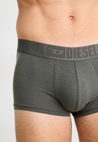 Zöld pamut boxer alsónadrág texturált szürke derékpánttal, amelyen a "DIESEL" logó található, testhez simuló fazon és rövid lábak.
