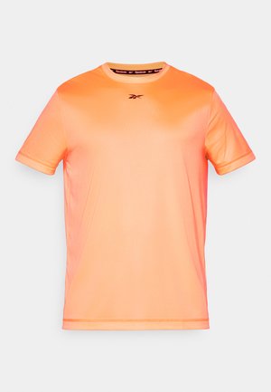 Lühikeste varrukatega sportlik t-särk, mis on valmistatud siledast kangast ja millel on oranzid graadiendi varjundid, ümmargune kaelus ja rinnaosal logo.