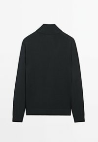 Maglione nero a maglia con colletto ripiegato, maniche lunghe e polsini e orlo a coste, caratterizzato da una texture liscia senza fantasie.