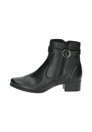Botines de cuero negro hasta el tobillo con punta redonda, cremallera lateral y una correa decorativa con un anillo metálico. Tacón bajo tipo bloque y superficie texturizada.