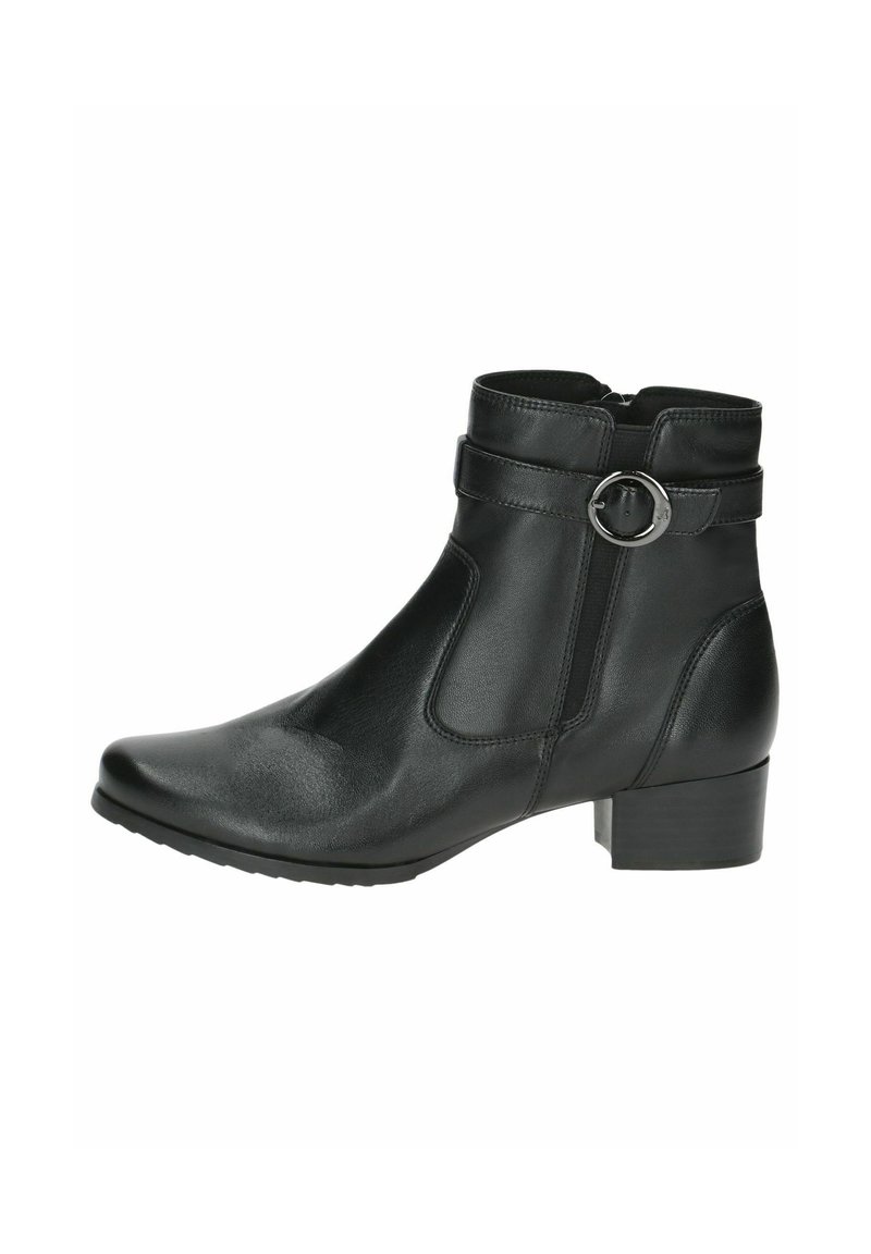Botines de cuero negro hasta el tobillo con punta redonda, cremallera lateral y una correa decorativa con un anillo metálico. Tacón bajo tipo bloque y superficie texturizada.