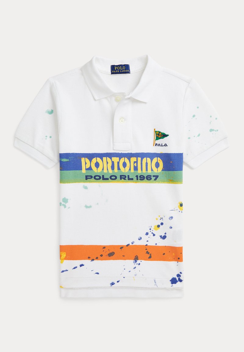 Camisa polo blanca con rayas horizontales coloridas en azul, verde y naranja. Presenta salpicaduras de pintura y un pequeño parche de logo. Material de algodón.