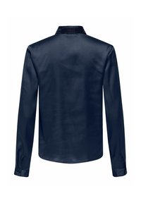 Marineblauw satijnen overhemd met lange mouwen en een gladde textuur, voorzien van een standaard kraag en knoopmanchetten. Achteraan zijn er strakke lijnen en geen patronen te zien.
