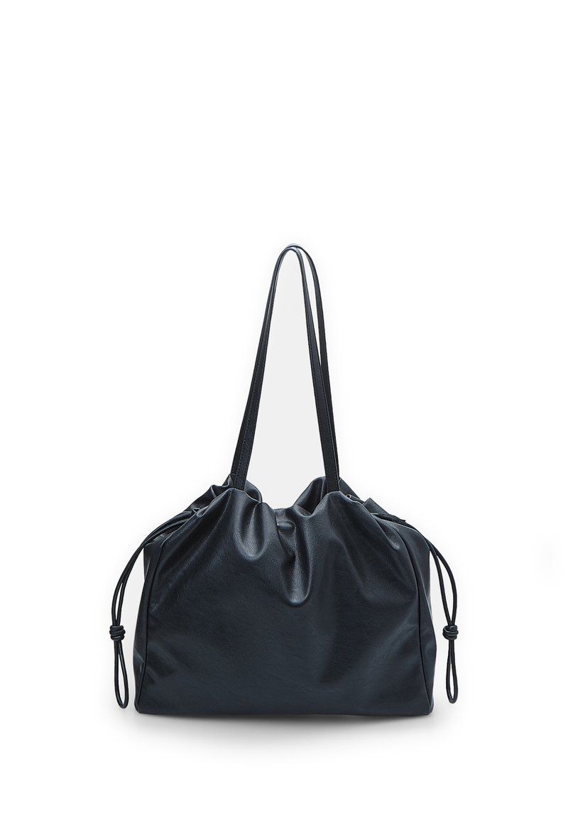 Borsa tote in pelle nera, texturizzata, con un design arricciato. Presenta due manici lunghi e chiusure con coulisse su entrambi i lati.
