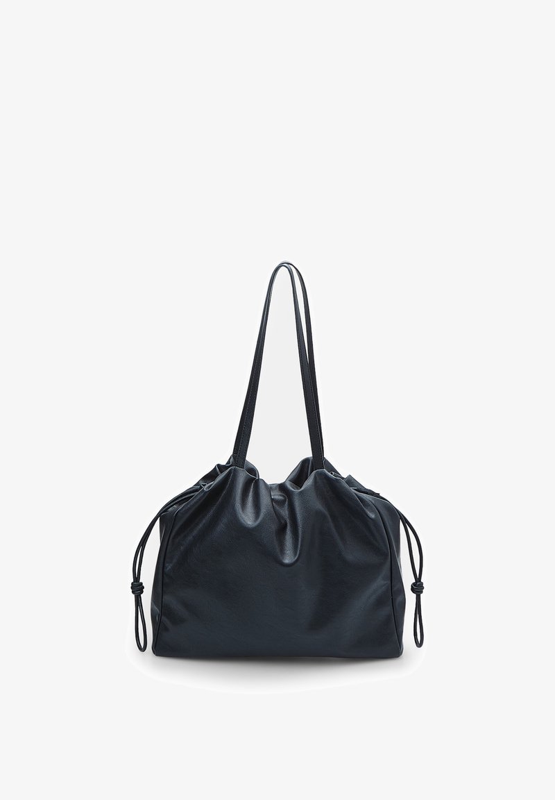 Zwarte, gestructureerde leren tote bag met een geplooid ontwerp. Bevat twee lange handvatten en trekkoordsluitingen aan beide zijden.