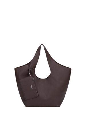 Sac cabas en cuir marron foncé avec de larges poignées et une pochette rectangulaire zippée attachée à l'avant côté gauche.