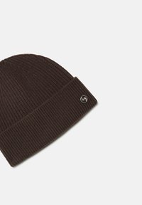 Brązowa dziana beanie o ribbowym wzorze, z podwiniętym mankietem i małym, metalowym logo z boku. Miękki, ciepły materiał.