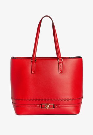 Červená kožená taška přes rameno s dvojitými uchy, štíhlý design, embosovaná textura, zlaté kovové doplňky a dekorativní štepování podél základny.