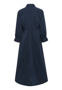 Mörkblå klänning med krage, trekvartslånga ärmar och volangmuddar. Tillverkad av lättviktig tyg har den en avslappnad silhuett.