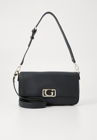Bolso de mano de cuero negro con un acabado texturizado, que presenta un cierre con logo dorado, correa ajustable y forma rectangular.