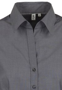 Grå skjorta med knappar och en strukturerad krage, med en subtil textur och två svarta knappar fram. Etikett synlig inuti kragen.