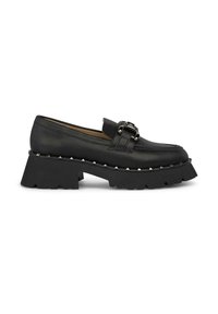 Schwarze Lederloafer mit einer erhöhten Plattformsohle, silbernen Schnallenakzenten und metallischen Nieten rund um die Basis. Glatte Textur, klassisches Design.