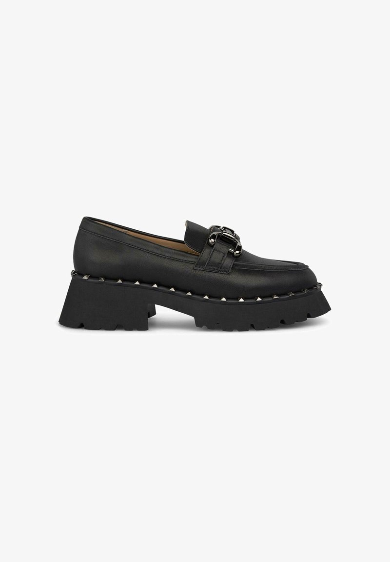 Schwarze Lederloafer mit einer erhöhten Plattformsohle, silbernen Schnallenakzenten und metallischen Nieten rund um die Basis. Glatte Textur, klassisches Design.