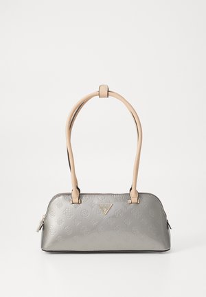 Sac à main synthétique gris avec un motif floral en relief, des poignées en cuir beige, un accent en logo doré et une fermeture éclair. Forme arrondie avec une base robuste.