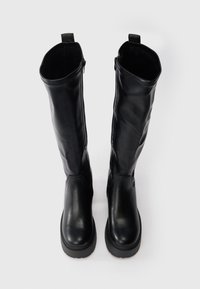 Μαύρες γόβες μέχρι το γόνατο από λεία τεχνητή δερμάτινη ύλη, με στρογγυλή μύτη, πλαϊνό φερμουάρ και παχιά σόλα για επιπλέον ύψος.