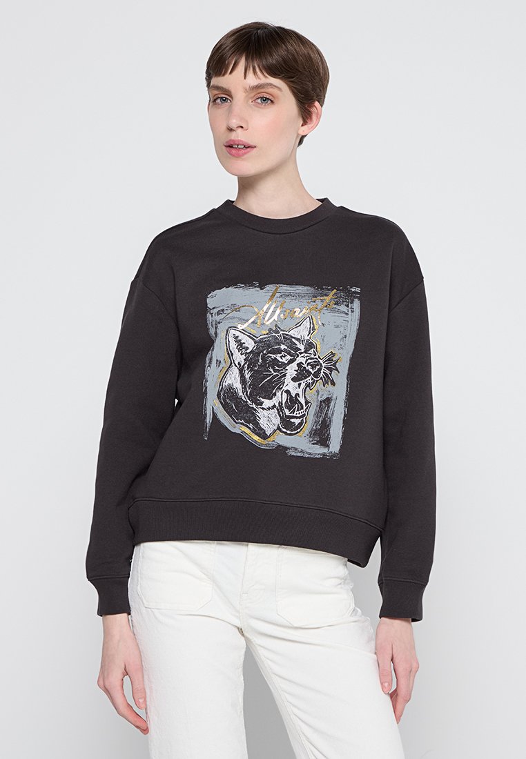 Schwarzer Pullover mit einem grafischen Aufdruck eines brüllenden Tieres. Sieht einen Rundhalsausschnitt und eine lockere Passform vor, aus strukturiertem Material mit weißen und goldenen Akzenten.