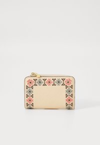 Cartera texturizada de color beige con un diseño floral estampado en rosa, azul y marrón alrededor de los bordes. Cuenta con un cierre de cremallera dorada.
