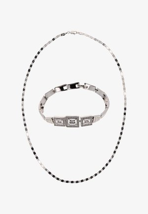 Sada šperků ze stříbrného kovu obsahující náhrdelník a náramek s obdélníkovými články, třpytivými detaily a hladkým povrchem s lesklým finišem.