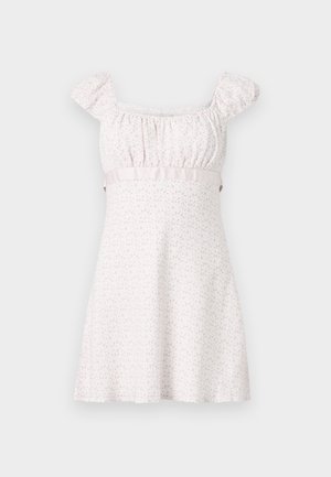 Vestido blanco de manga corta con patrón floral rosa, escote elástico y cinturilla rosa, exhibido sobre un fondo claro y liso.