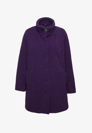 Cappotto viola peloso con colletto alto, chiusura a doppio bottone e superficie morbida e testurizzata. Presenta una vestibilità rilassata e maniche lunghe.