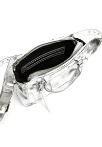 Silver metallisk handväska med en strukturerad design, som har ett dragkedjeförsett huvudfack och flera fickor inuti, mjuk textur.