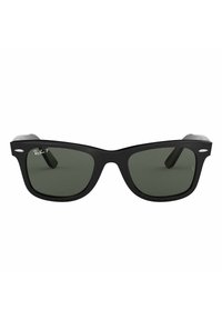 Occhiali da sole in plastica nera con lenti verdi, forma quadrata, caratterizzati da un logo Ray-Ban sulla parte anteriore e un design distintivo sulle aste.