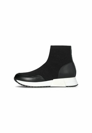 Sneaker nera alla caviglia con una tomaia in maglia testurizzata e dettagli in pelle, dotata di una suola bianca e design a punta rotonda.