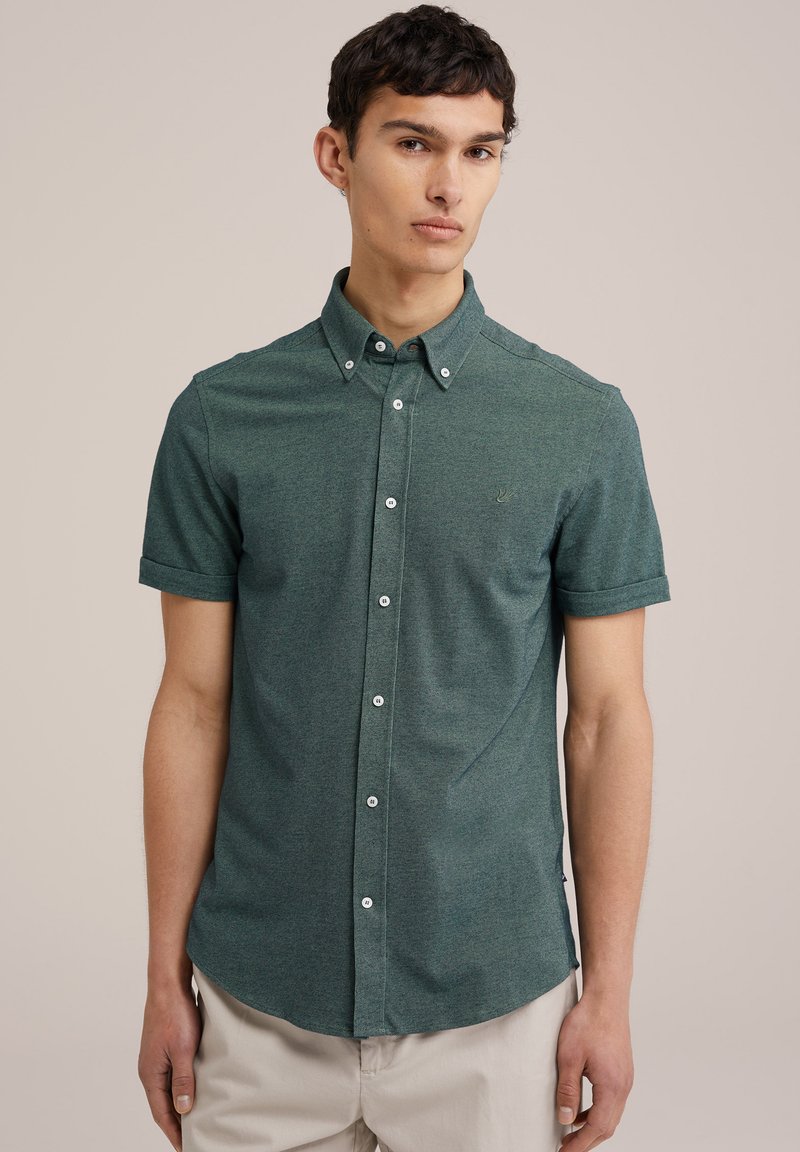 Camicia a maniche corte con bottoni in tessuto testurizzato verde scuro con bottoni bianchi, dotata di un piccolo logo ricamato sul petto.
