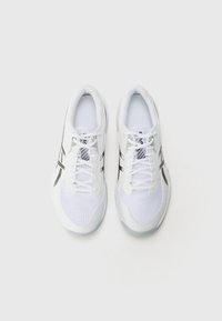 Baskets de sport avec une tige en mesh blanche prédominante, des accents noirs, un design à lacets et une semelle en caoutchouc texturée pour une meilleure adhérence.