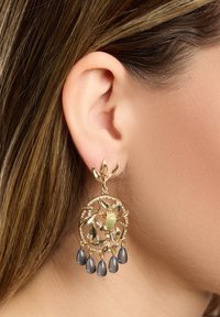 Goudkleurige oorbellen met bloemmotieven en druppelgrijze accenten, afgewerkt met kleine heldere kristallen en een ronde rand.