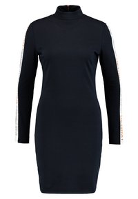 Robe ajustée bleu marine manches longues avec col montant et rayures blanches sur les manches comportant un texte orange et noir.